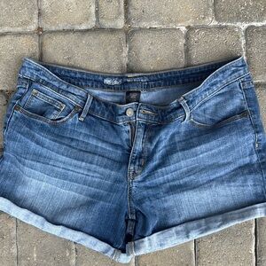 Women’s mid rise shorts